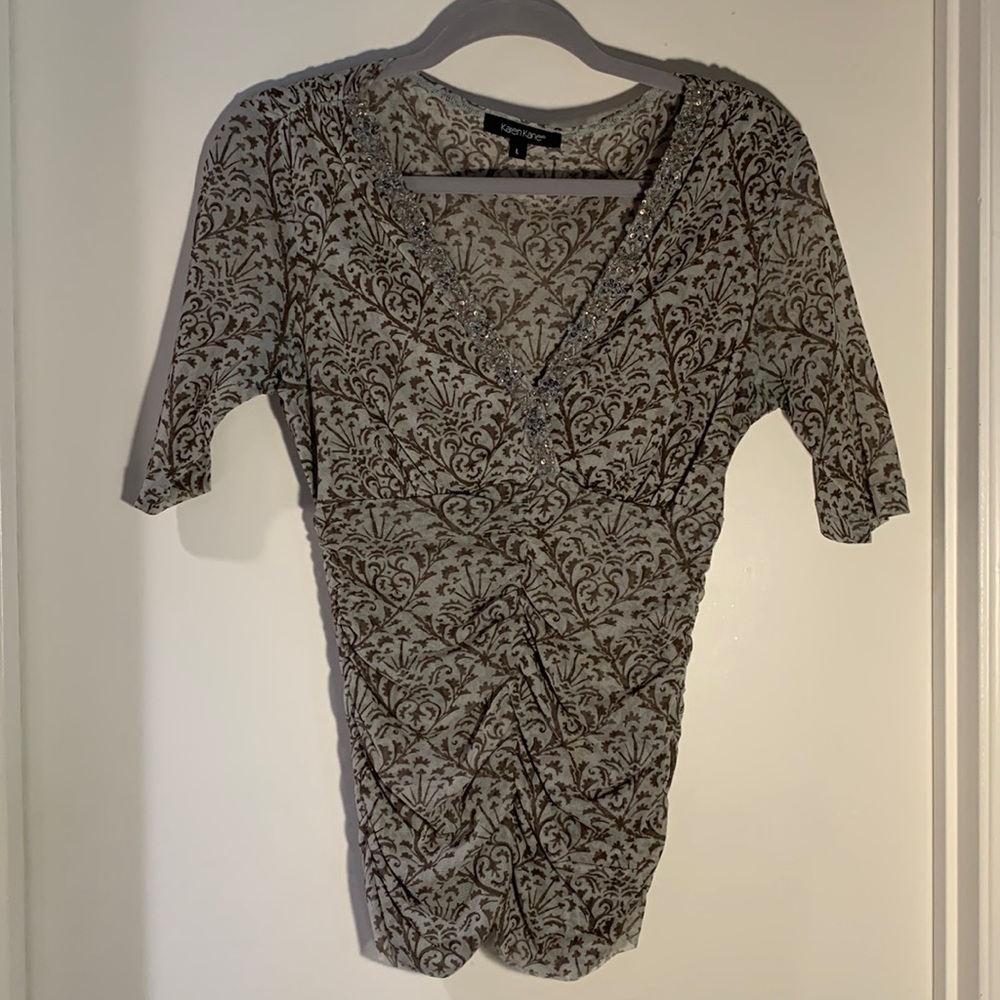 Elegant top w/sequin detail on V neck light/dark taupe print. Shirted midriff L